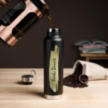 Bouteille D'eau Nom élégant moderne Noir et Or<br><div class="desc">Bouteille d'eau moderne avec un trait abstrait de peinture or et votre nom dans un élégant script de brosse sur un arrière - plan noir. Un design simple avec une touche féminine,  parfait pour une petite fille.</div>