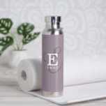 Bouteille D'eau Nom élégant unique et typographie de monogramme vi<br><div class="desc">C'est à propos de vous avec ce magnifique design de bouteille d'eau. Il a une élégante représentation stylisée de votre nom et monogramme avec sérifs classiques et une typographie de script plus ornée dans une symétrie équilibrée. Les trois éléments se fondent dans une harmonie sophistiquée et créent votre propre logo...</div>