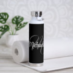 Bouteille D'eau Nom initial de monogramme moderne minimaliste<br><div class="desc">Monogramme moderne minimaliste nom initial noir blanc. Nom personnalisé personnalisable avec une initiale cursive derrière sur une couleur noire.</div>