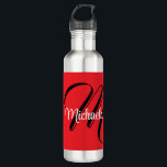 Bouteille D'eau Nom initial minimaliste moderne monogramme rouge<br><div class="desc">Monogramme moderne minimaliste nom initial noir blanc. Nom personnalisé personnalisable avec une initiale cursive derrière sur une couleur rouge.</div>