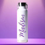 Bouteille D'eau Nom mauve tendance Script manuscrit personnalisé<br><div class="desc">Une mignonne bouteille d'eau en monogramme violet personnalisée pour une fille ou un gars qui aime les cadeaux simples et écrits à la main. Beau script cursif sur le flanc de votre bouteille qui épelle votre nom.</div>