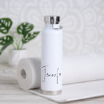 Bouteille D'eau Nom minimaliste moderne noir blanc<br><div class="desc">Mini-moderne noir blanc Script Name Water Bottle est un moyen élégant de profiter de votre boisson pour faire du yoga ou tout simplement toute la journée. Il est moderne et tendance design avec nom sur l'avant et l'arrière de la tasse. Personnalisable en blanc avec typographie de script en lettres manuscrites...</div>