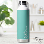 Bouteille D'eau Nom minimaliste personnalisé<br><div class="desc">Simple mais étonnant. Personnalisez cette bouteille d'eau avec votre nom,  ou un nom d'êtres chers. Une typographie de script simple et élégante avec une bordure de poutre. Modifiez les couleurs d'arrière-plan et de police à tout ce que vous voulez. Chic tendance Simple Votre nom minimaliste bouteille d'eau</div>