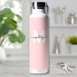 Bouteille D'eau Nom moderne rose pâle Monogramme<br><div class="desc">Créez Votre Propre Bouteille D'Eau De Monogramme Personnalisée En Rose. Cette bouteille d'eau mignonne et élégante est composée d'un arrière - plan rose pâle et doux avec une initiale blanche et audacieuse au centre, surmontée d'un nom de script noir fluide pour une touche personnalisée des deux côtés. Idéal pour les...</div>