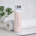 Bouteille D'eau Nom moderne simple Élégant rose pâle<br><div class="desc">Bouteille d'eau rose pâle mignonne avec un design simple et moderne avec votre nom dans un élégant script gris avec des swashes. Un design féminin qui est parfait pour une fille.</div>