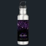 Bouteille D'eau Nom monogramme de la parties scintillant violet no<br><div class="desc">Un arrière - plan noir classique avec de la poussière de parties scintillant en faux violet. Texte de couleur violette. Personnalisez et ajoutez vos initiales monographiques,  votre prénom et votre nom complet.</div>