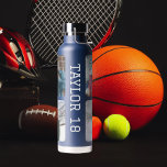 Bouteille D'eau Nom personnalisé de quatre photos<br><div class="desc">Police de style Jersey Sports avec quatre cadres photo d'angle arrondis. Customisez de choisir votre police,  couleur,  recadrez ou retirez des photos et changez la couleur de la bouteille.</div>