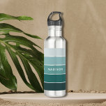 Bouteille D'eau Nom personnalisé du bloc de couleur de fond de for<br><div class="desc">Ce design coloré et moderne présente un motif en blocs de couleurs dans les tons verts avec votre nom personnalisé #bouteilles d'eau #drinkware #cadeaux personnalisés</div>