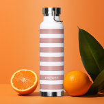 Bouteille D'eau Nom personnalisé du Motif rayé corail et blanc<br><div class="desc">Ajoutez votre nom à ce design avec des rayures audacieuses. Un motif preppy avec des rayures audacieuses et un monogramme de votre prénom ou nom. Pour les utilisateurs avancés, vous pouvez cliquer sur le bouton modifier/customiser et modifier les couleurs des lignes. Créez le vôtre et changez les couleurs en votre...</div>