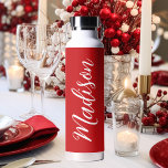 Bouteille D'eau Nom personnalisé rouge en blanc chic<br><div class="desc">Une mignonne bouteille d'eau rouge avec monogramme blanc pour une fille ou un gars qui aime les cadeaux simples,  écrits à la main. Beau script cursif sur le flanc de votre bouteille qui épelle votre nom.</div>