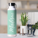 Bouteille D'eau Nom personnalisé tendance Seafoam Green<br><div class="desc">Une bouteille d'eau monogramme personnalisée et verte de mer chic pour une fille ou un gars qui aime les cadeaux simples et écrits à la main. Beau script blanc cursif sur le côté de votre bouteille en épelant votre nom dans une élégante typographie.</div>