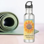 Bouteille D'eau Nom personnalisé Yoga Instructeur Tournesol<br><div class="desc">Cette bouteille d'eau d'instructeur de yoga botanique moderne est décorée d'un tournesol jaune sur un arrière - plan d'aquarelle. Facile à personnaliser. Utilisez l'outil de conception pour modifier la taille, le style ou la couleur du texte. En créant notre oeuvre, vous ne trouverez pas cette image exacte d'autres créateurs. Aquarelle...</div>