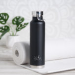 Bouteille D'eau Nom simple élégant Noir moderne<br><div class="desc">Bouteille d'eau noire moderne et simple avec un design minimaliste avec votre dans un script élégant. Un design chic qui conviendra à merveille à une petite fille.</div>