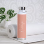Bouteille D'eau Nom simple Elegant Peach Modern<br><div class="desc">Bouteille d'eau moderne avec un design simple et minimaliste avec votre nom dans un script élégant sur un arrière - plan de pêche. Un design mignon parfait pour une petite fille.</div>