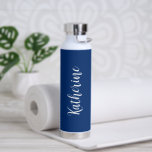 Bouteille D'eau Nom simple Élégant Script Marine bleu moderne<br><div class="desc">Bouteille d'eau bleu marine moderne avec un design simple et minimaliste avec votre nom dans un script élégant. Un design mignon parfait pour une petite fille.</div>
