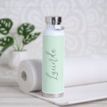 Bouteille D'eau Nom simple Elégant Script Mint Vert Moderne<br><div class="desc">Bouteille d'eau verte à la menthe moderne au design simple et minimaliste avec votre nom dans un script élégant. Un design mignon parfait pour une petite fille.</div>