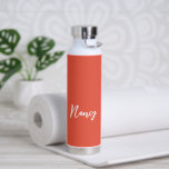 Bouteille D'eau Nom simple Élégant Script Orange Moderne<br><div class="desc">Bouteille d'eau orange moderne avec un design simple et minimaliste avec votre nom dans un script élégant. Un design mignon parfait pour une petite fille.</div>