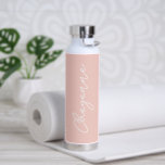 Bouteille D'eau Nom simple Élégant Script Pastel Rose Moderne<br><div class="desc">Bouteille d'eau rose pastel moderne au design simple et minimaliste avec votre nom dans un script élégant. Un design mignon parfait pour une petite fille.</div>