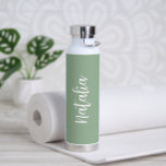 Bouteille D'eau Nom simple Élégant Script Sage Vert Moderne<br><div class="desc">Bouteille d'eau verte à la sauge moderne avec un design simple et minimaliste avec votre nom dans un script élégant. Un design mignon parfait pour une petite fille.</div>