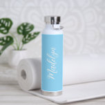Bouteille D'eau Nom simple élégant Sky Blue Modern<br><div class="desc">Bouteille d'eau moderne avec un design simple et minimaliste avec votre nom dans un script élégant sur un arrière - plan bleu ciel. Un design mignon parfait pour une petite fille.</div>
