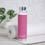 Bouteille D'eau Nom simple et élégant Pink Modern<br><div class="desc">Bouteille d'eau moderne avec un design simple et minimaliste avec votre nom dans un script élégant sur un arrière - plan rose. Un design mignon parfait pour une petite fille.</div>