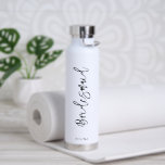 Bouteille D'eau Nom simple Mariage élégant Mariage moderne Bridesm<br><div class="desc">Bouteille d'eau mariage moderne en noir et blanc avec un design simple et minimaliste avec "demoiselle d'honneur" dans un script élégant avec son nom en bas. Une idée de cadeau de demoiselle d'honneur mignonne.</div>
