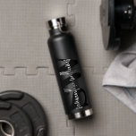 Bouteille D'eau Nom simple minimaliste simple personnalisé<br><div class="desc">Monogramme minimaliste noir et blanc personnalisé Nom bouteille d'eau</div>