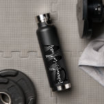 Bouteille D'eau Nom simple minimaliste simple personnalisé<br><div class="desc">Monogramme minimaliste noir et blanc personnalisé Nom bouteille d'eau</div>