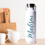 Bouteille D'eau Nom Turquoise tendance Script manuscrit personnali<br><div class="desc">Une mignonne bouteille d'eau monogramme turquoise personnalisée pour une fille ou un gars qui aime les cadeaux simples et écrits à la main. Beau script cursif sur le flanc de votre bouteille qui épelle votre nom.</div>