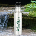 Bouteille D'eau Nom vert du chasseur Script manuscrit personnalisé<br><div class="desc">Une bouteille d'eau en acier inoxydable monogramme vert chasseur audacieuse pour une fille ou un gars qui aime les cadeaux simples et écrits à la main. Beau script cursif sur le flanc de votre bouteille qui épelle votre nom.</div>