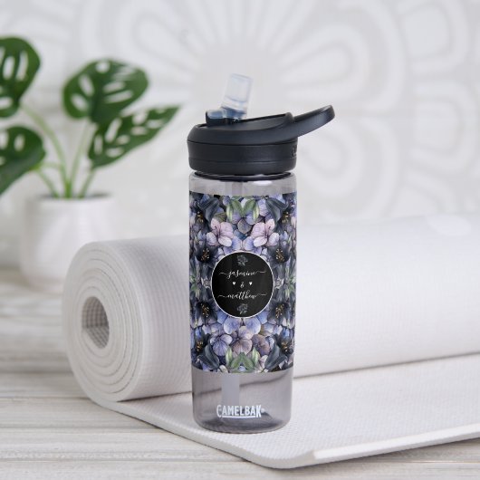 Bouteille D'eau Noms de couple de mariage classique floral noir Mo (Yoga (pivotée))