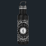 Bouteille D'eau Notes musicales et cercle des cinquièmes<br><div class="desc">Cercle de musique élégant de cinquième design en noir et blanc élégant avec notes de musique aléatoires arrière - plan,  grand ajout à la collection de n'importe quel amoureux de musique ou étudiants de musique accessoires</div>