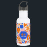 Bouteille D'eau Orange Blue Monogram Fruits Légumes<br><div class="desc">La Mug à café orange bleu Monogram Fruits Vegetables est une façon dynamique et personnalisée de profiter de vos boissons préférées. Avec un mélange animé de teintes orange et bleu, ainsi qu'un motif de fruits et légumes, cette tasse ajoute une touche de couleur à votre espace cuisine ou bureau. Le...</div>