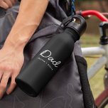 Bouteille D'eau Papa moderne | Fête des pères de noms d'enfants No<br><div class="desc">Simple, élégant papa personnalisé citation design dans une typographie manuscrite contemporaine dans un style minimaliste moderne sur un arrière - plan noir qui peut facilement être personnalisé avec votre nom d'enfant ou message personnel. Le cadeau parfait pour votre père spécial pour son anniversaire, sa fête des pères ou juste parce...</div>
