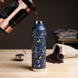 Bouteille D'eau Papillons arc-en-ciel muet nom personnalisé Sophia<br><div class="desc">Joli petit contour graphique papillons personnalisées collage nom de texte bouteille d'eau. Cette jolie bouteille personnalisée est dans les tons muets de violet, bleu aqua, rose clair, vert citron, jaune doux. Il lit actuellement Sophia peut également être customisé avec votre propre nom court. D'autres noms, couleurs et produits correspondants sont...</div>