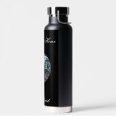 Bouteille d'eau par James Michael Miller (Gauche)