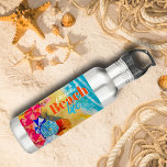 Bouteille D'eau Parasols de plage dans le sable<br><div class="desc">Vagues sur une plage de sable, surfeurs et bronzeurs sous des parasols colorés, ce tumbler personnalisé porte votre nom et "Beach Life" à l'avant et à l'arrière, tout message sur la bande turquoise - nous montrons "RESTER COOL! PEUT NE PAS CONTENIR D'EAU." Amusant pour l'été, les vacances ou cadeau comme...</div>