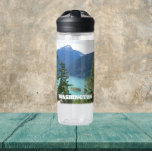 Bouteille D'eau Parc national de Washington State North Cascades<br><div class="desc">Restez trempé partout où vous allez avec cette bouteille d'eau en plastique claire qui présente une photo pittoresque du lac Diablo vert émeraude dans le Parc National North Cascades, dans l'État de Washington. Sélectionnez la taille et la couleur de votre bouteille d'eau. REMARQUE : Conception non optimisée pour le style...</div>