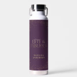 Bouteille D'eau Parties scintillant dorée violet 50 et fabuleuse f<br><div class="desc">Parties scintillant doré violet effet 50 et fabuleux anniversaire Texte script moderne design monochrome. Partie d'une collection.</div>