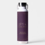 Bouteille D'eau Parties scintillant dorée violet 50 et fabuleuse f<br><div class="desc">Parties scintillant doré violet effet 50 et fabuleux anniversaire Texte script moderne design monochrome. Partie d'une collection.</div>