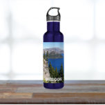 Bouteille D'eau Paysage du parc national du lac Crater<br><div class="desc">Détendez votre soif de cette bouteille d'eau en acier inoxydable branchée qui présente une photo pittoresque de l'île Wizard et des eaux bleu saphir du lac Crater,  en Oregon. Parfait pour les voyages et randonnées ! Sélectionnez la couleur de votre bouteille.</div>
