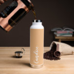 Bouteille D'eau Peach Mariage personnalisé Bridesmaid<br><div class="desc">Offrez à votre femme de chambre ou femme d'honneur mariage cette bouteille d'eau isolée à la mode et sous vide qui porte son nom en blanc stylisé sur un arrière - plan couleur pêche conçu pour correspondre à votre schéma de couleurs mariages. Personnalisez la bouteille en modifiant et en remplaçant...</div>