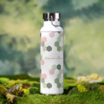 Bouteille D'eau Peigne géométrique rose et vert | Monogramme<br><div class="desc">Ajoutez votre choix de personnalisation. Design monogrammé tendance. Classé et à la mode, cette bouteille d'eau fait l'accessoire parfait. Ligne de texte modèle pour le nom ou la phrase courte. Ajoutez votre libellé personnalisé à cette conception à l'aide des cases "Modifier ce modèle de conception" situées à droite de l'élément...</div>