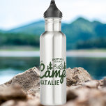 Bouteille D'eau Personnalisé Camp Bach Bachelorette Party Custom<br><div class="desc">Restez hydraté dans le style de votre aventure montagneuse avec notre Bouteille d'eau en acier inoxydable personnalisée Camp Bach Bachelorette Party - un tourbillon vert de forêt qui combine fonctionnalité avec une touche d'élégance inspirée de la nature. Cette bouteille d'eau de camp personnalisée n'est pas seulement un compagnon d'hydratation ;...</div>