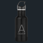 Bouteille D'eau Personnalisé Moderne Simple Noir Gris Monogramme<br><div class="desc">Nom personnalisé et lettre initiale Bouteille d'eau en acier inoxydable avec un Monogramme personnalisé dans une police sans serif moderne et minimaliste à la mode pour un look simple mais sophistiqué et masculin. Affiché en gris sur une bouteille d'eau métallique noire, les couleurs et les polices de texte peuvent être...</div>
