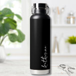 Bouteille D'eau Personnalisé Noir Votre Nom Script Minimaliste<br><div class="desc">Simple mais étonnant. Personnalisez cette bouteille d'eau avec votre nom, ou un nom d'êtres chers. Une typographie de script simple et élégante avec une bordure de poutre. Modifiez les couleurs de l'arrière - plan et de la police à tout ce que vous voulez. Noir Blanc tendance Simple Votre nom minimaliste...</div>