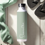 Bouteille d'eau personnalisée Sage Green et White<br><div class="desc">Cette bouteille isolée personnalisée présente votre nom en caractères manuscrits blancs sur un arrière - plan vert sage solide. Idéal pour garder ces boissons d'été froides ou pour ajouter une sensation chaude à vos proches pendant les mois froids! Fait un grand cadeau de fête de mariée pour elle! Les styles...</div>