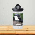 Bouteille D'eau Photo d'oie du Canada portant le nom de l'enfant<br><div class="desc">Bouteille d'eau en plastique clair de taille d'enfant qui présente l'image d'une oie canadienne juvénile avec le nom d'un enfant imprimé en lettres blanches et en gras. Personnalisez la bouteille d'eau en modifiant le nom et en la remplaçant par le nom de l'enfant. Sélectionnez la couleur de votre bouteille d'eau....</div>