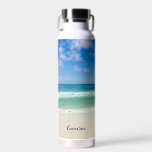 Bouteille D'eau Photographie de plage Blue Ocean Waves Personnalis<br><div class="desc">Cette bouteille d'eau photographique de plage cool est parfaite pour un restaurant en bord de mer ou un bar-souvenir en bord de plage. Une belle photo de plage prise dans la destination de vacances idéale de Destin, Floride. Les magnifiques eaux vertes de Sandestin se lavent jusqu'au bord de mer sablonneux...</div>