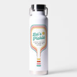 Bouteille D'eau Pickleball Lit Pickleball Retro Rainbow Stripe Per<br><div class="desc">Bouteille d'eau super fun - Design présente une bande rétro contour d'une Pickleball Paddle et les mots "Let's Pickle" dans une police amusante. Ajoutez facilement votre texte personnalisé - nom du joueur, nom du club/tournoi de pickleball, etc. Parfait pour les cadeaux de pickleball - votre partenaire, mamans, papas, entraîneurs -...</div>